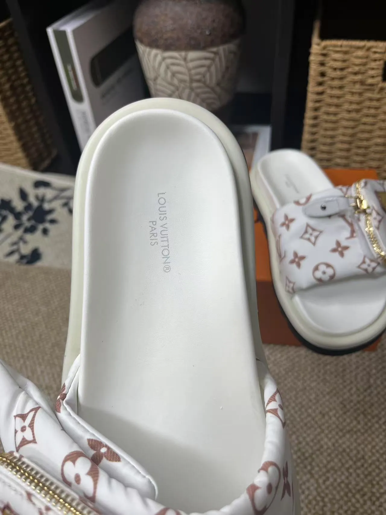P380 yuan LV Louis Vuitton Full of high-end feel! A popular model among bloggers at home and abroad, it’s retro and fashionable, and looks stunning on your feet! Mainly recommended model on the official website★ ━━━━━ ЅᏇєєt ━━━━━ ▪️Upper: original calfskin ➕5D printing process ▪️Inner: imported mixed sheepskin ▪️Outsole: original molded foam outsole ▪️Size: Female 35-40 Men's 39-44 (women's 41 men's 45)